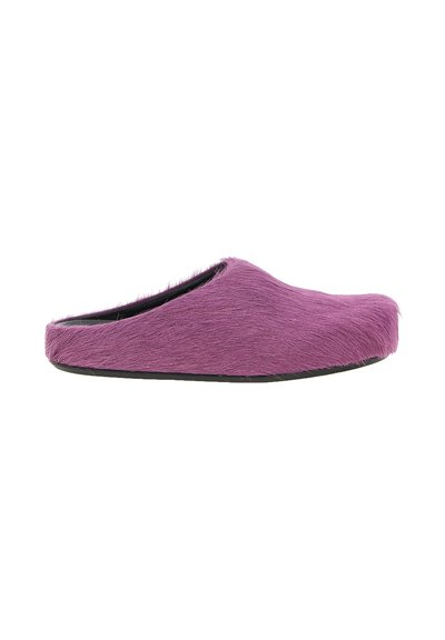Pantofole coperte di pelliccia viola con forma arrotondata, apertura sul retro e suola in gomma nera. Texture morbida con fodera interna liscia.
