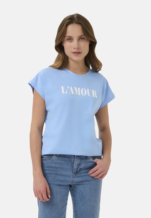 Helles blaues T-Shirt aus weicher Baumwolle mit rundem Ausschnitt und kurzen, hochgerollten Ärmeln. "L’AMOUR" ist in fetten weißen Buchstaben aufgedruckt.