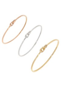 Conjunto de tres brazaletes delgados en oro rosa, plata y oro amarillo, que presentan un diseño de cierre sutil con pequeñas embellishments.