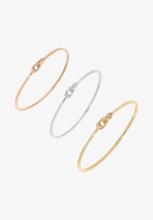 Set van drie slanke armbanden in roségoud, zilver en geeloranje goud, met een subtiele sluiting en kleine versieringen.