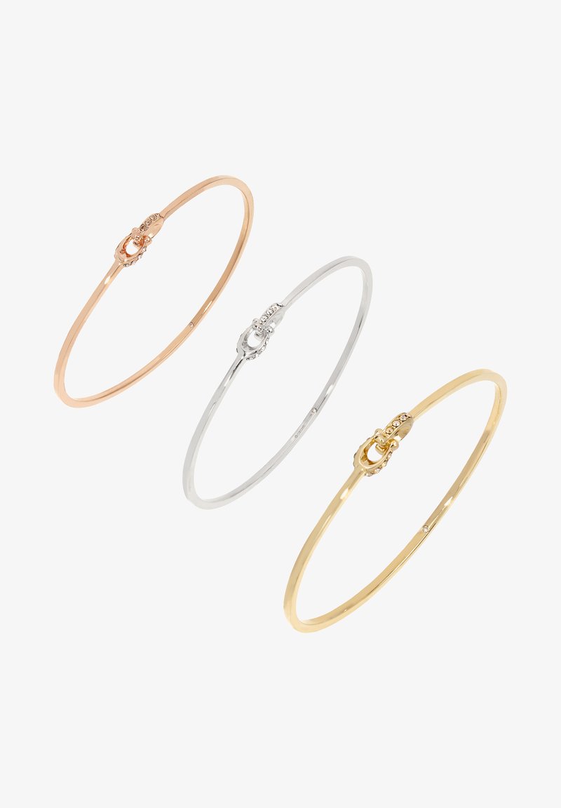 Ensemble de trois bracelets fins en or rose, argent et or jaune, présentant un design de fermoir subtil avec de petites embellissements.