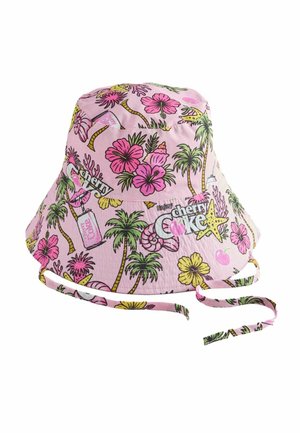 Roze bucket hat met tropische print van palmbomen, hibiscusbloemen, schelpen, zeesterren en de tekst "Enjoy Cherry Coke" met bindstraps.