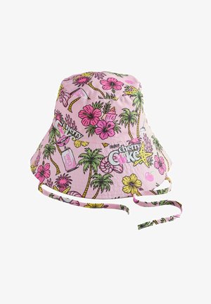 Roze bucket hat met tropische print van palmbomen, hibiscusbloemen, schelpen, zeesterren en de tekst "Enjoy Cherry Coke" met bindstraps.