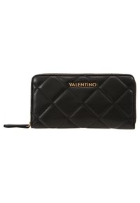 Černá kožená peněženka s prošívaným vzorem, zlatým logem "VALENTINO", zipovým uzávěrem a texturovaným povrchem. Kompaktní obdélníkový design.
