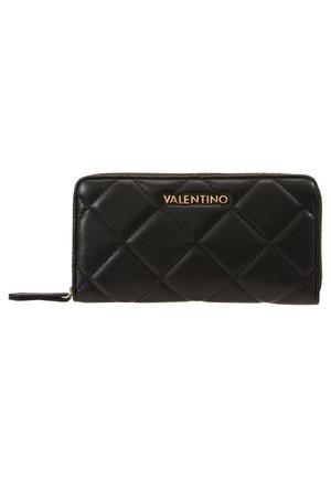 Juodas odinis piniginė su kvarciniu raštu, auksiniu "VALENTINO" logotipu, užtrauktuko uždarymu ir tekstūruotu paviršiumi. Kompaktiško stačiakampio dizainas.
