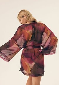 Przezroczysty, lekki kimono w fioletowo-pomarańczowy abstrakcyjny wzór, z szerokimi rękawami i paskiem w talii dla luźnego fasonu.