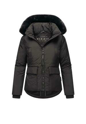 Čierna vypchávkovaná bunda s kapucňou z umelého kožúška, zapínanie na zips vpredu, dve veľké predné vrecká a textúrovaná látka. Obsahuje rebrové manžety a zakrivený lem.