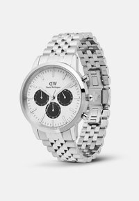Orologio da polso Daniel Wellington argento con quadrante bianco, tre sottodial cronografici neri e bracciale in acciaio inossidabile.