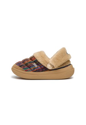 Pantofole slip-on con tomaia in tessuto a righe multicolore, suola spessa color cuoio e cinturino beige soffice con dettaglio bottone sul retro.