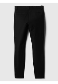 Pantalon noir à coupe ajustée, avec une taille plate, deux poches arrière et des passants pour ceinture. Texture lisse sans motifs ni accents supplémentaires.