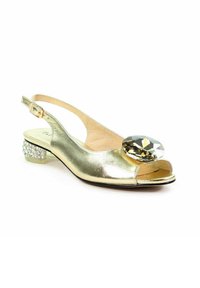 Złote metaliczne buty slingback z otwartym palcem, z dużą ozdobą z kryształów i blokowym obcasem ozdobionym cyrkoniami.