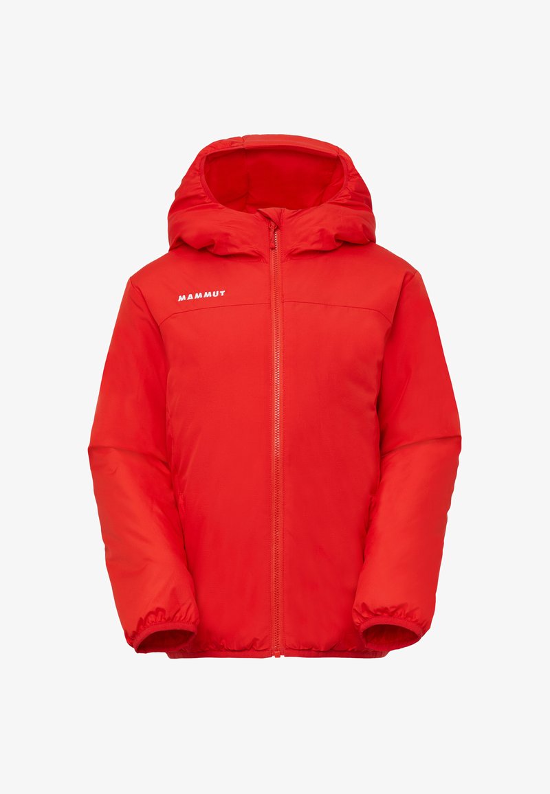 Giacca isolata rossa con cappuccio, chiusura con zip frontale, polsini elasticizzati e una morbida texture esterna. Presenta il logo "Mammut" sul lato sinistro del petto.