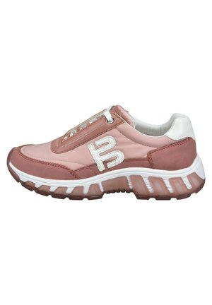 Różowy but sportowy z połączeniem gładkich i zamszowych tekstur, białymi akcentami, amortyzowaną podeszwą i wyraźnym logo po boku.