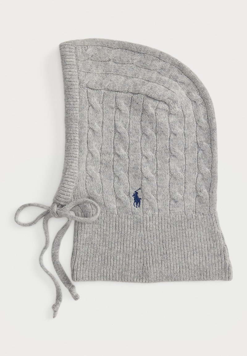 Gorro cinza com tricot em corda, de textura suave, com um design alto, acabamentos trançados e fecho atado. Inclui um pequeno detalhe de logó azul.