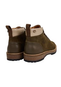 Stivaletti alla caviglia in suede verde oliva con rifiniture in pelle beige, lacci marroni e suola in gomma testurizzata; dotati di una linguetta e dettagli cuciti.