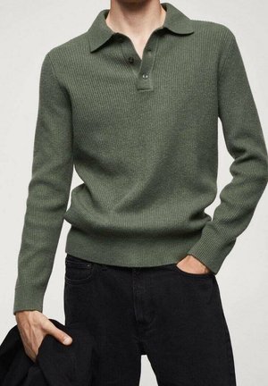 Dunkelgrüner, gerippter Pullover mit Kragen, mit einer durchgehenden Knopfleiste, langen Ärmeln und einem taillierten Bund. Die Textur wirkt weich und gemütlich.