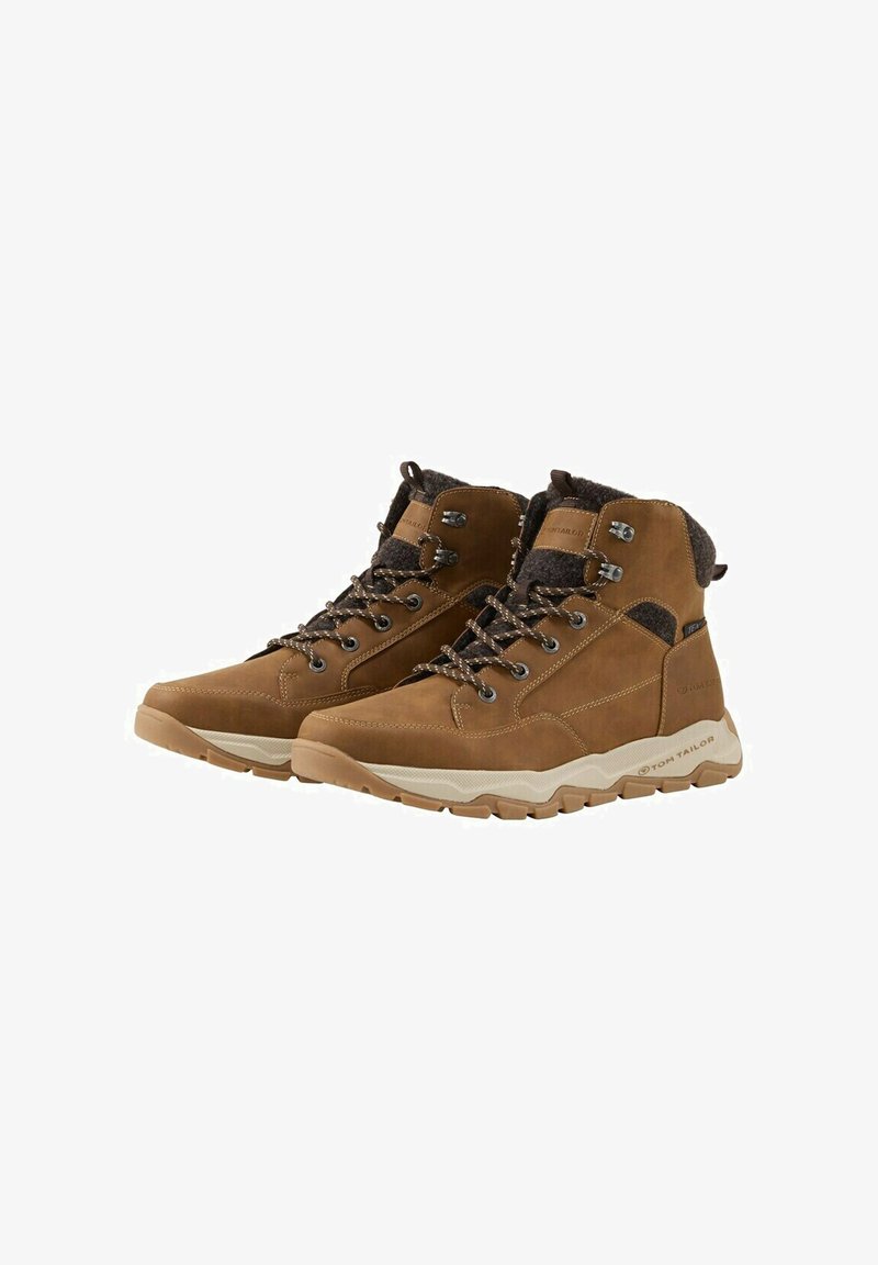 Stivali da trekking in pelle marrone con colletto in tessuto testurizzato, occhielli in metallo e suola in gomma. Presentano un design robusto e chiusura con lacci.