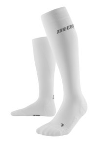 Weiße knielange Socken mit gerippter Textur, verstärkter Zehen- und Fersenbereich sowie dezentem Branding. Hergestellt aus elastischem, feuchtigkeitsableitendem Material.