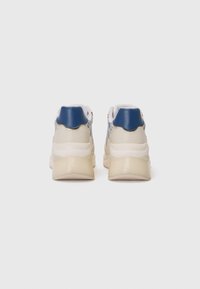 Sneaker bianchi e blu con una texture liscia, dotati di un retro arrotondato e dettagli impressi, equipaggiati con una suola ammortizzata.