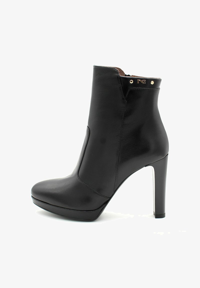 Stivaletto in pelle nera con tacco a stiletto alto, punta affusolata e design minimalista con dettagli in oro nella parte superiore.