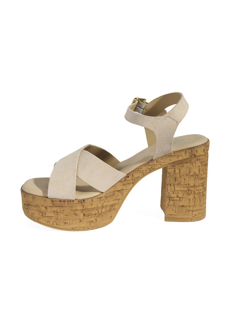 Sandale à talon haut en daim beige avec plateforme en liège, dotée de brides croisées et d'une bride ajustable à la cheville. Design avec talon bloc massif.