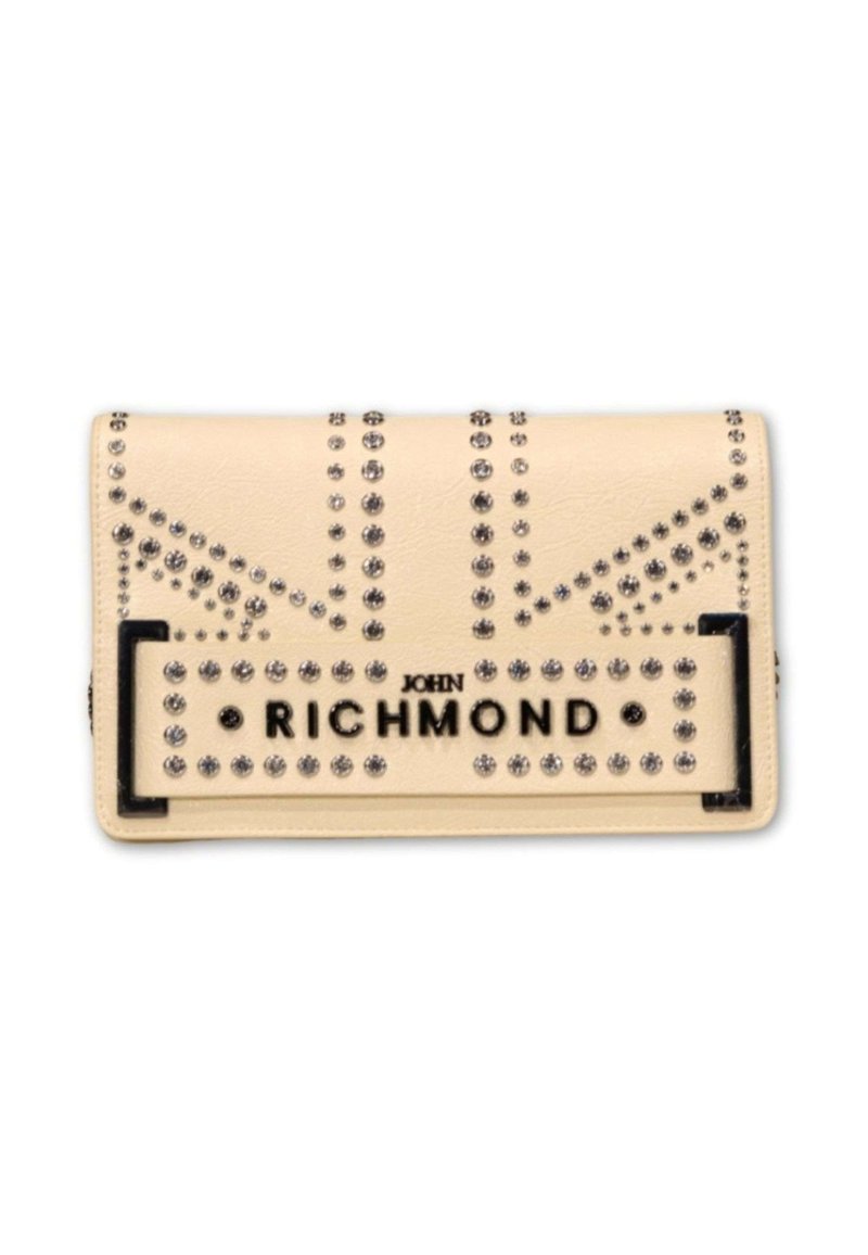 Portafoglio in pelle vegana crema con hardware nero, decorazioni con borchie e un audace logo "JOHN RICHMOND" sul davanti.