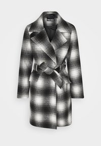 Cappotto a quadri bianco e nero con cintura, realizzato in tessuto strutturato. Presenta un ampio rever e maniche lunghe, con una silhouette sagomata.