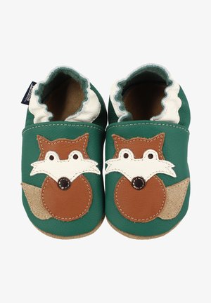 Groene leren babyslippers met een vosontwerp. Kenmerken zijn bruine en witte accenten, gegolfde randen en een zachte suède zool.
