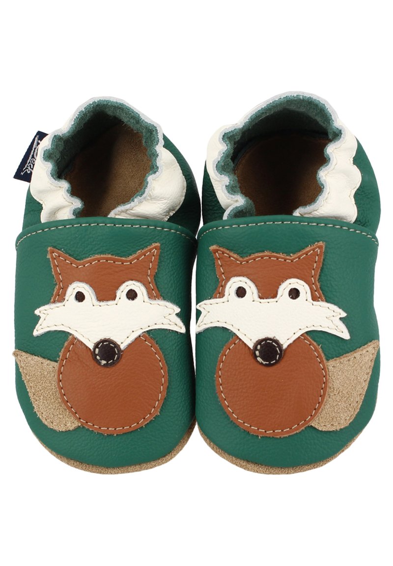 Grüne Leder-Babyschuhe mit einem Fuchsdesign. Enthält braune und weiße Akzente, gewellte Kanten und eine weiche Wildledersohle.