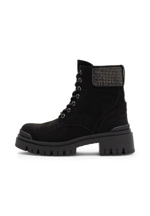 - Botki na platformie