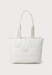 Sac fourre-tout blanc matelassé avec tissu lisse, deux poignées plates, fermeture éclair et un patch logo subtil. Forme rectangulaire simple, sans motifs visibles.