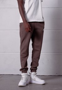 Nike Sportswear SPORTSWEAR CLUB FLEECE - Calças de fato de treino - ironstone/white