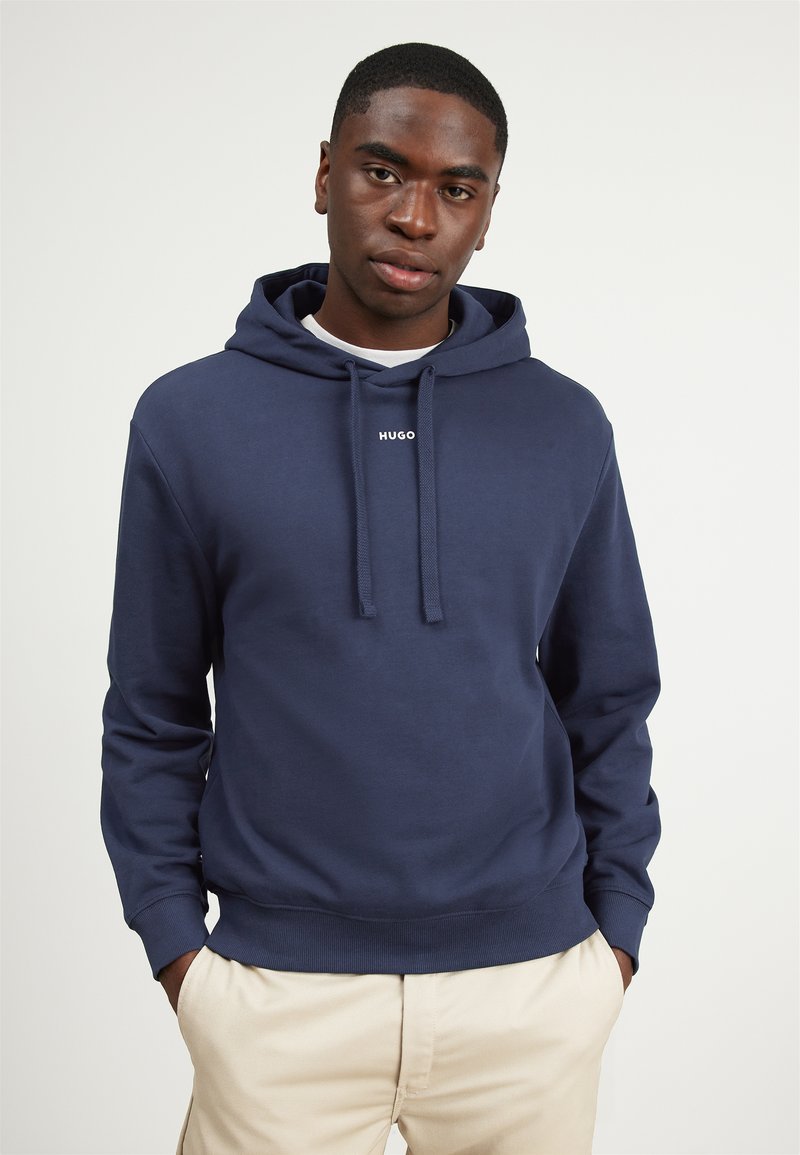Felpa blu navy in cotone, con cappuccio, coulisse, polsini a coste e un piccolo logo bianco sul petto.