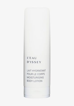 Flacon cylindrique blanc de lotion hydratante pour le corps L’Eau d’Issey avec texte en français et en anglais sur un fond uni.