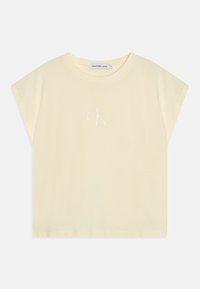T-shirt corta di colore giallo chiaro realizzata in morbido cotone, con colletto rotondo, maniche corte e logo "CK" ricamato in bianco.