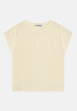 T-shirt corta di colore giallo chiaro realizzata in morbido cotone, con colletto rotondo, maniche corte e logo "CK" ricamato in bianco.