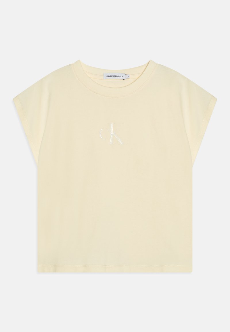 T-shirt corta di colore giallo chiaro realizzata in morbido cotone, con colletto rotondo, maniche corte e logo "CK" ricamato in bianco.