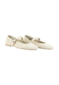 Zapatillas de ballet planas de color crema con textura tejida, que cuentan con una sola correa ajustable y un diseño de punta redondeada.