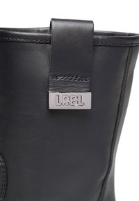 Stivale in pelle nera con finitura liscia, dettagli di cucitura e un'etichetta metallica con "LRBL" sul lato.