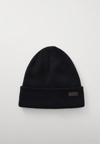 Gorro de malha preto com uma dobra na bainha. Apresenta uma pequena etiqueta de pele castanha na bainha. Textura macia e ajuste confortável.