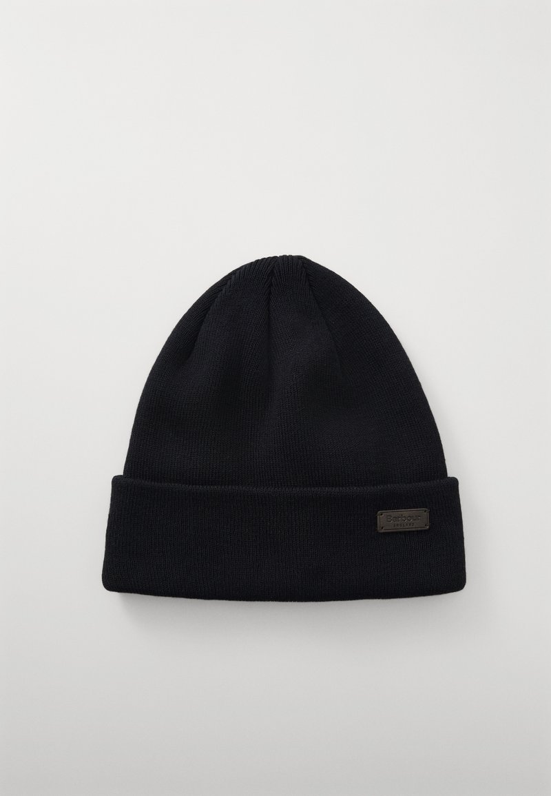 Gorro de malha preto com uma dobra na bainha. Apresenta uma pequena etiqueta de pele castanha na bainha. Textura macia e ajuste confortável.