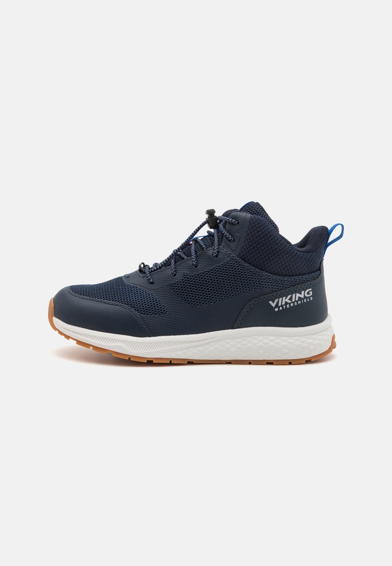 Scarpe sportive blu navy con tomaia in rete, punta rinforzata e dettagli grigi. Presentano una soletta bianca e una suola in gomma naturale. Design leggero.