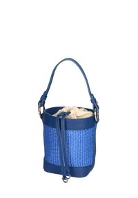 Borsa a secchiello blu realizzata in materiale intrecciato con dettagli in pelle liscia, chiusura a coulisse e tracolla regolabile.