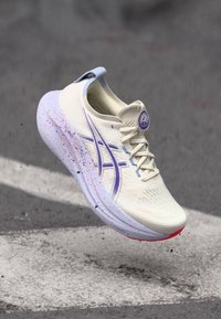 ASICS GEL-NIMBUS 27 TOKYO - Chaussures de running sur route - cream/edo purple