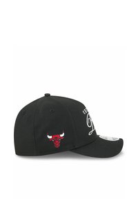 Schwarze Kappe mit einem bestickten roten Chicago Bulls-Logo auf der linken Seite und weißem Text auf der Vorderseite. Weicher Stoff, strukturierte Form.