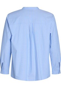 Chemise bleu clair avec des rayures verticales blanches, manches longues avec des poignets à boutons, détail de pli au dos et un design de col classique.
