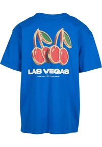 Mėlynas medvilninis marškinėlis su trimis vyšniomis ir žaliais lapais, o ant nugaros įspaustas baltos spalvos tekstas "LAS VEGAS".