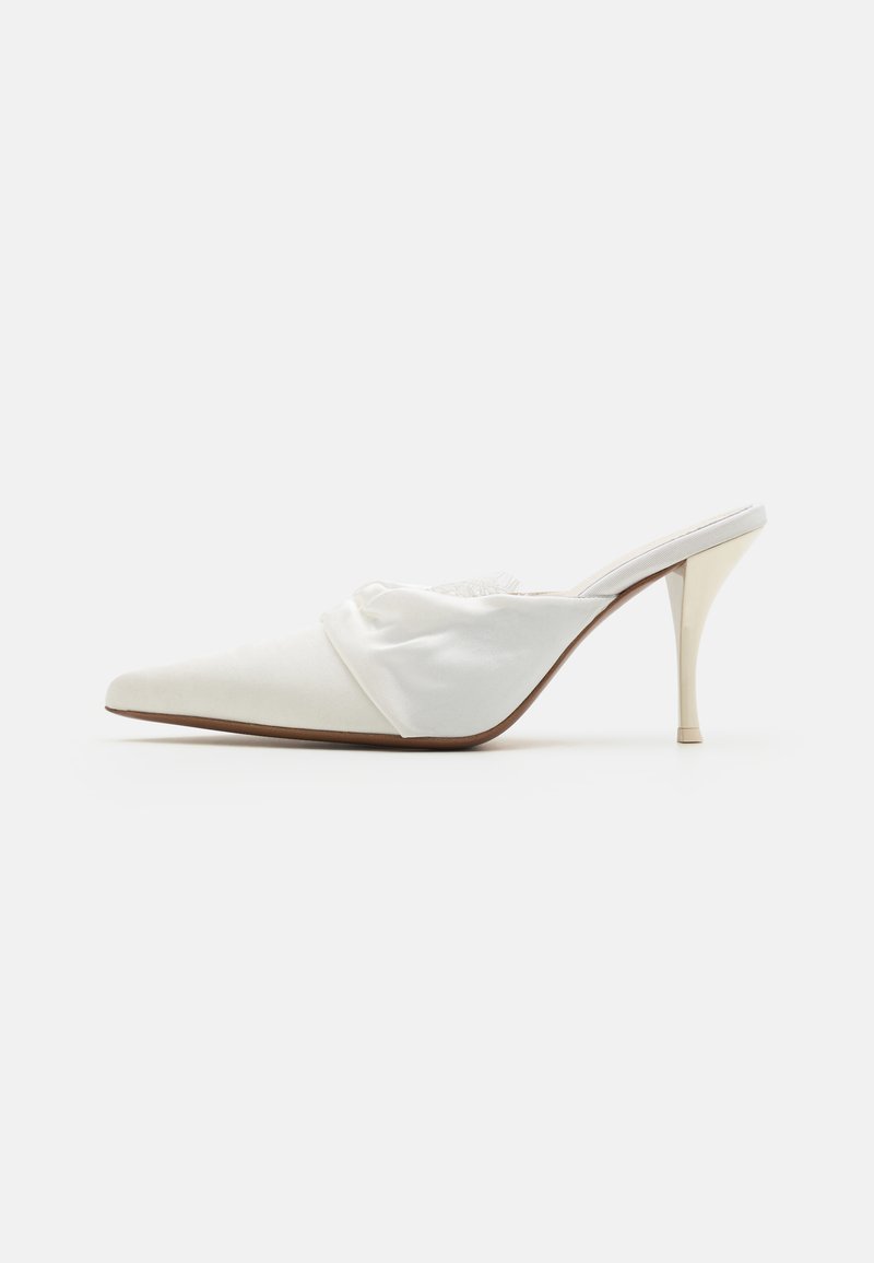 Mules blancs en satin à talons hauts avec un bout pointu, présentant des détails plissés sur le dessus et un talon fin et brillant.