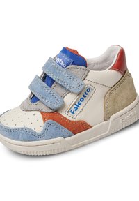 Sneaker per bambini con base in pelle bianca, suede blu e dettagli arancioni, doppie fascette in Velcro e punta perforata per traspirabilità.