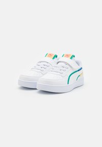 Białe sneakersy z gładkiej skórzanej cholewki, z zielonymi i niebieskimi akcentami oraz z zapięciem na rzep. Posiadają perforowany czubek dla lepszej wentylacji.